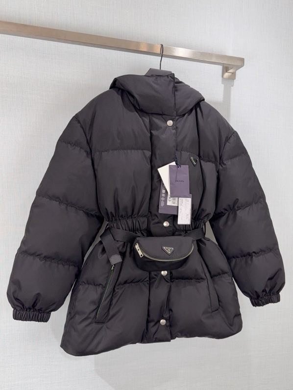Down jacket from bag across shoulder фото 9