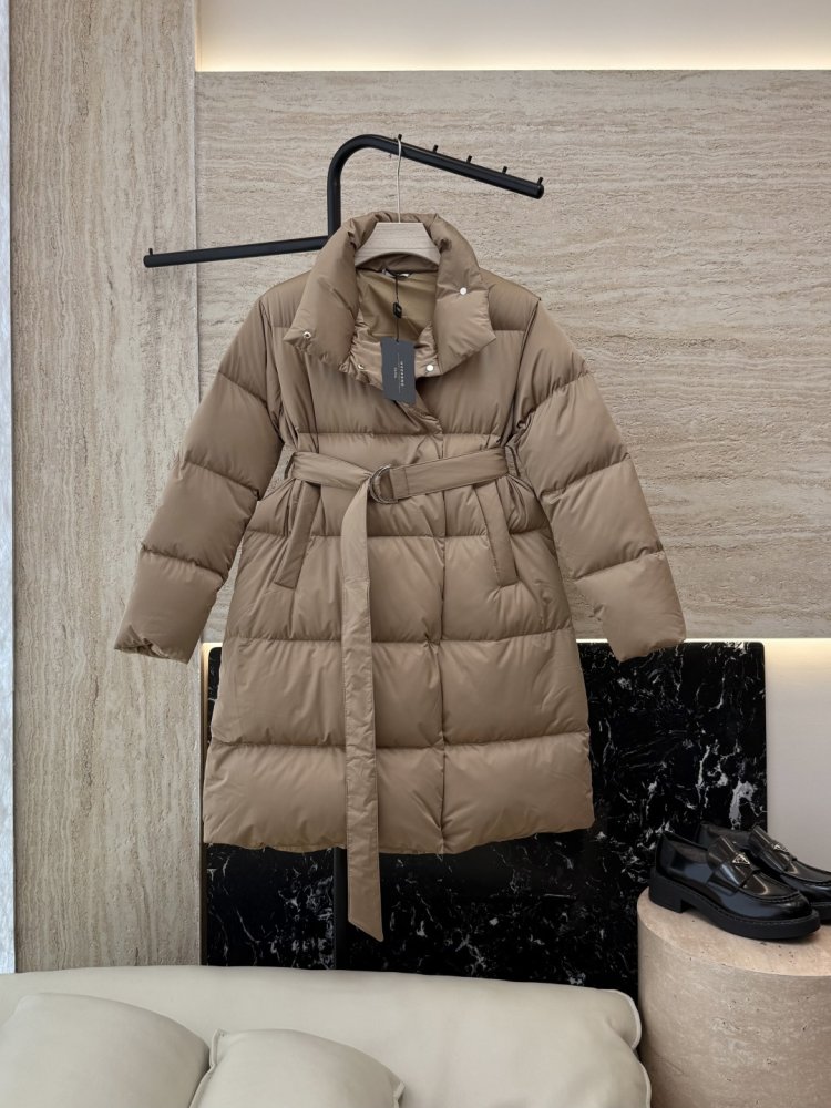 Пуховик с воротником стойкой и длинными рукавами