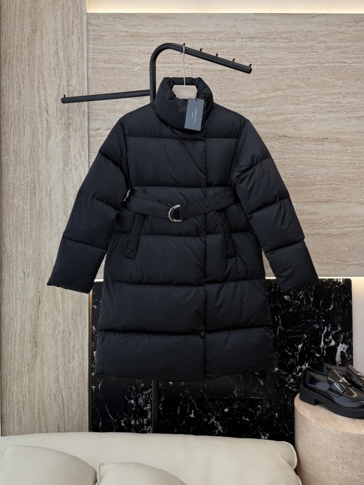 Пуховик с воротником стойкой и длинными рукавами