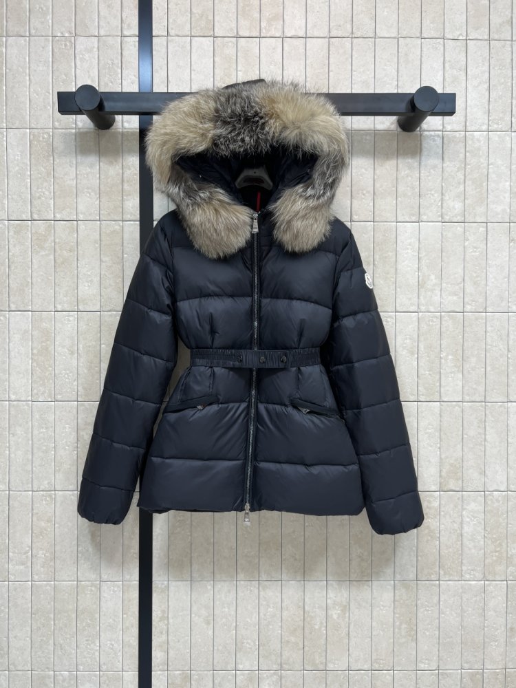 Пуховик средней длины с капюшоном и большим меховым воротником