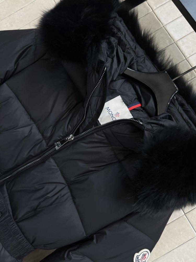 Пуховик средней длины с капюшоном и большим меховым воротником фото 2