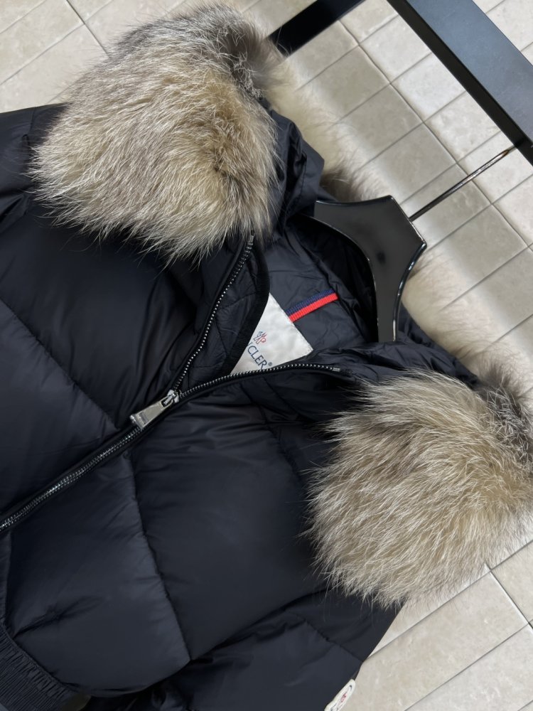 Пуховик средней длины с капюшоном и большим меховым воротником фото 2