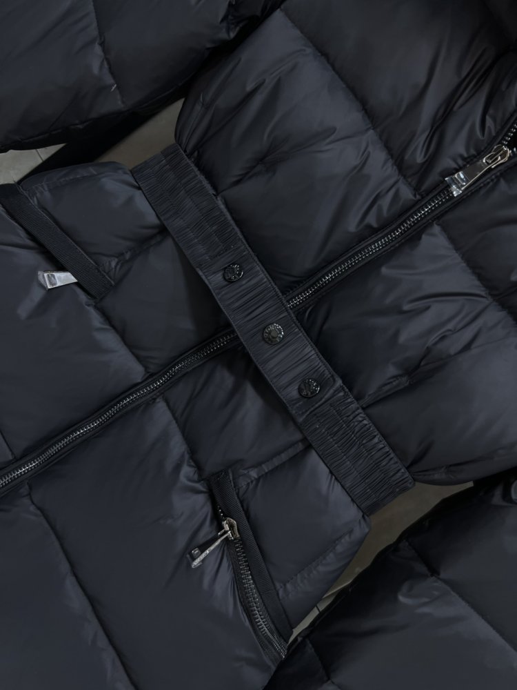 Пуховик средней длины с капюшоном и большим меховым воротником фото 3