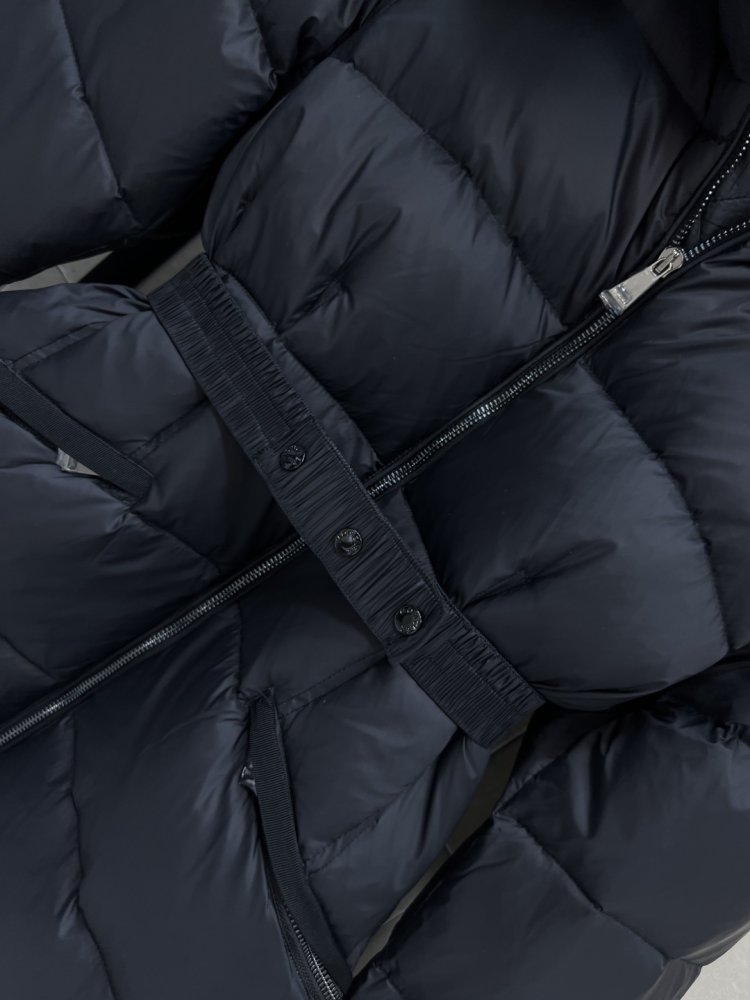 Пуховик средней длины с капюшоном и большим меховым воротником фото 3