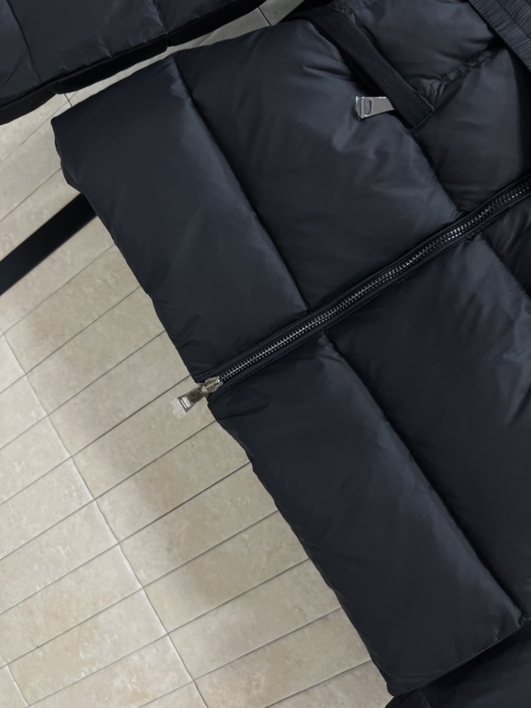 Пуховик средней длины с капюшоном и большим меховым воротником фото 4