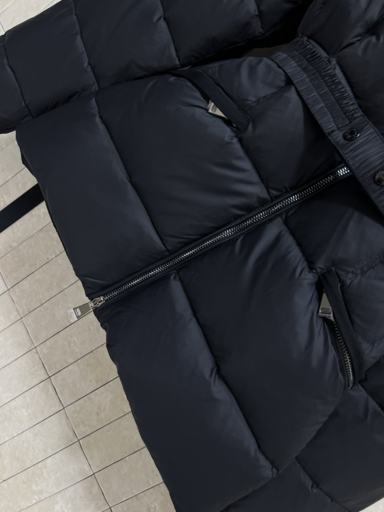 Пуховик средней длины с капюшоном и большим меховым воротником фото 4