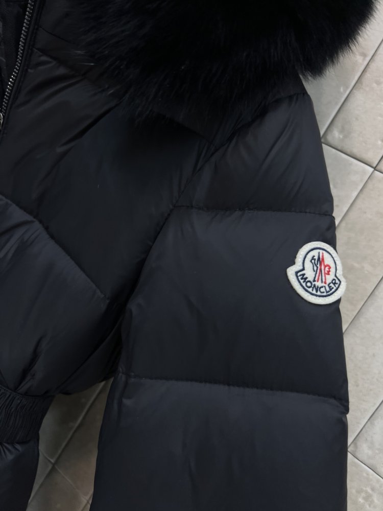 Пуховик средней длины с капюшоном и большим меховым воротником фото 5