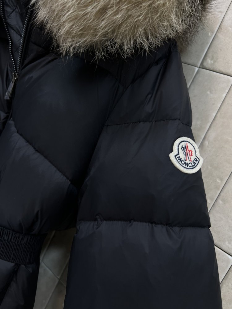 Пуховик средней длины с капюшоном и большим меховым воротником фото 5