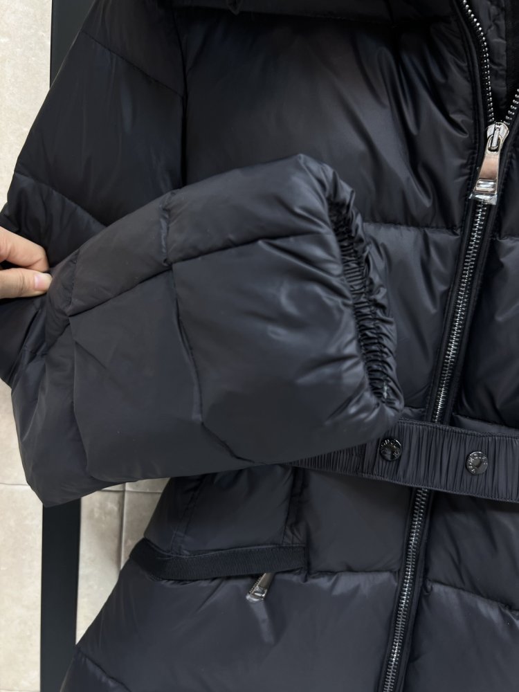 Пуховик средней длины с капюшоном и большим меховым воротником фото 6