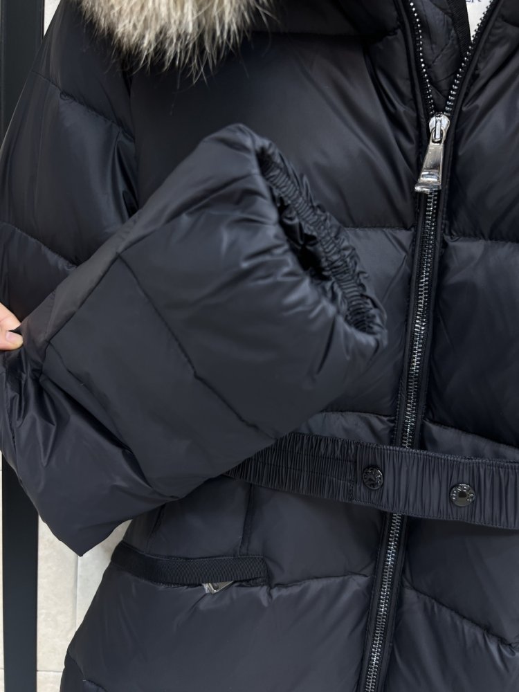 Пуховик средней длины с капюшоном и большим меховым воротником фото 6