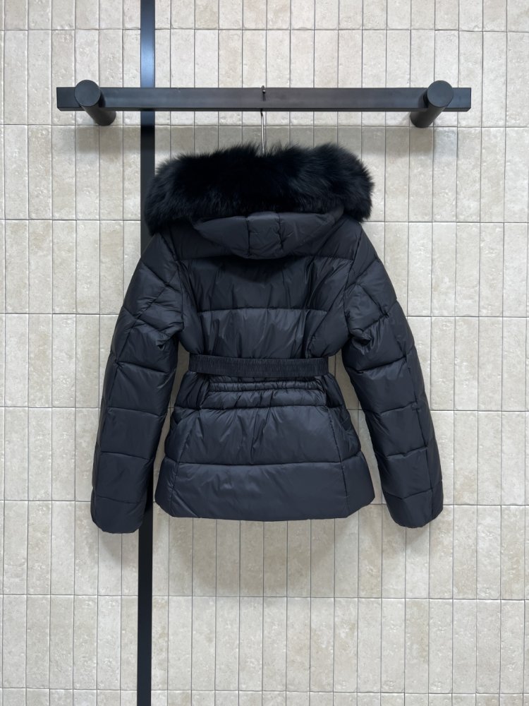 Пуховик средней длины с капюшоном и большим меховым воротником фото 7