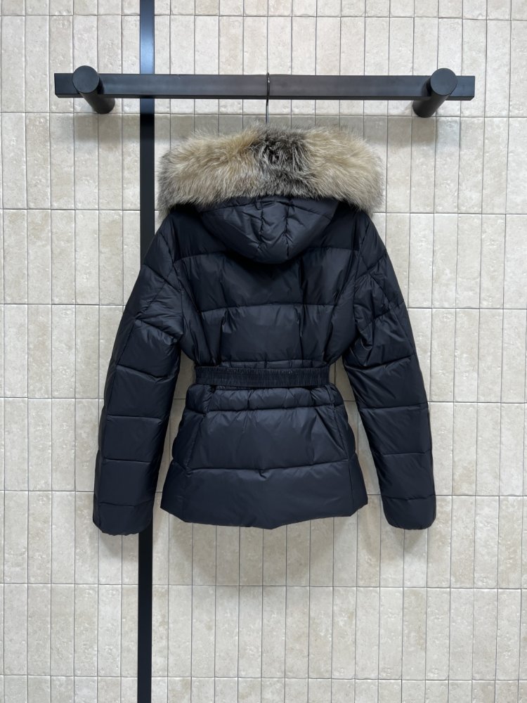 Пуховик средней длины с капюшоном и большим меховым воротником фото 7