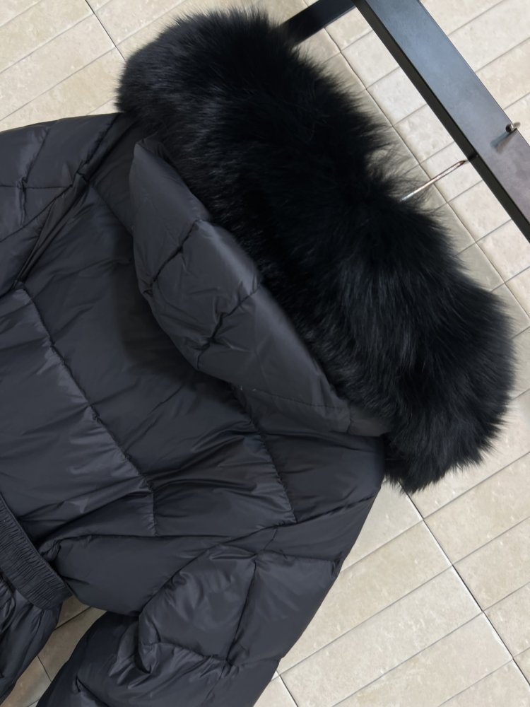 Пуховик средней длины с капюшоном и большим меховым воротником фото 8