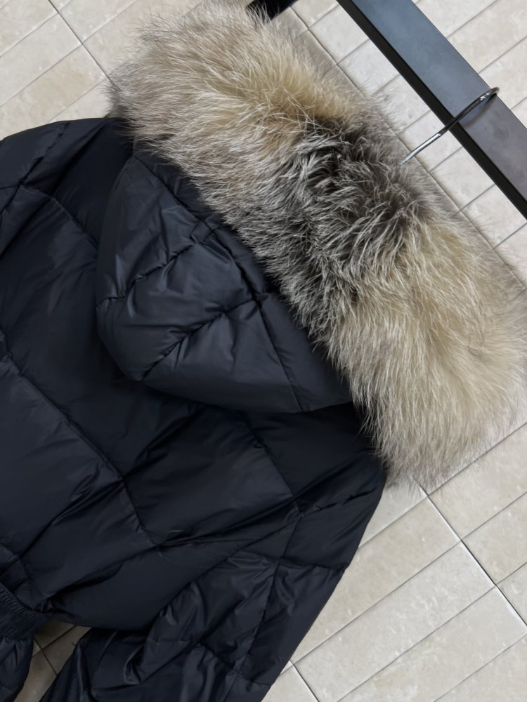 Пуховик средней длины с капюшоном и большим меховым воротником фото 8