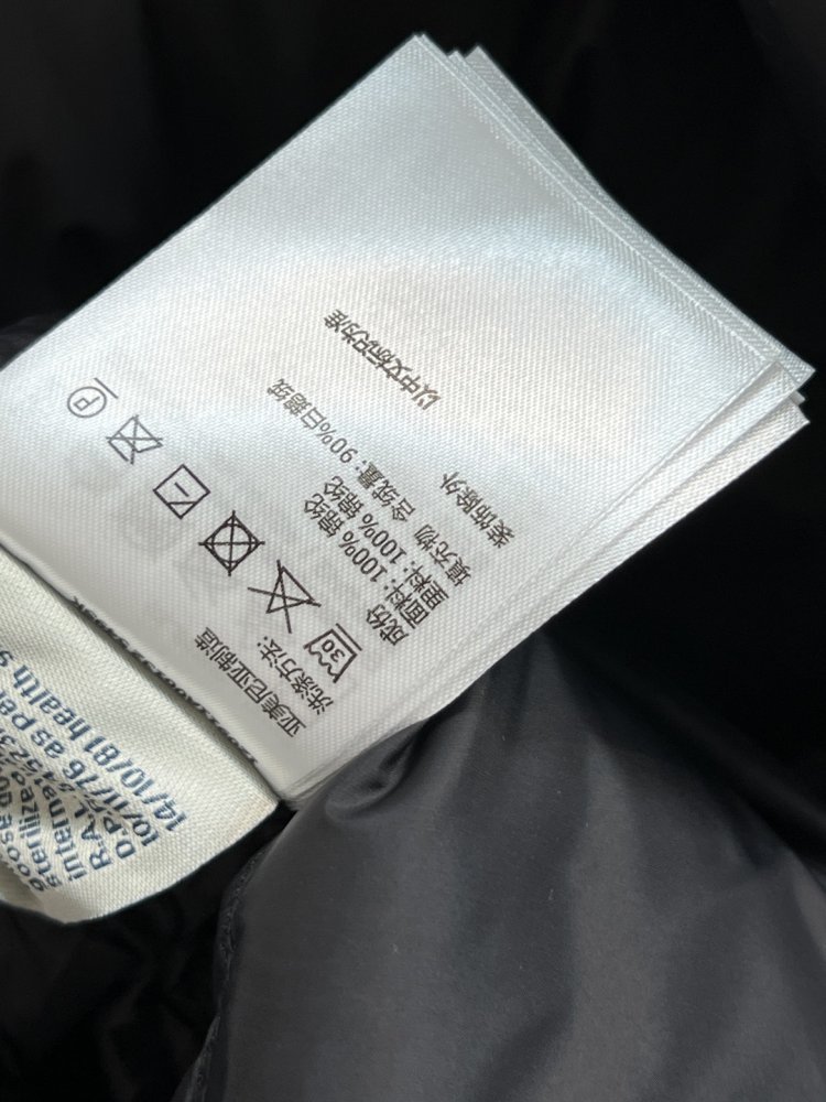 Пуховик средней длины с капюшоном и большим меховым воротником фото 9