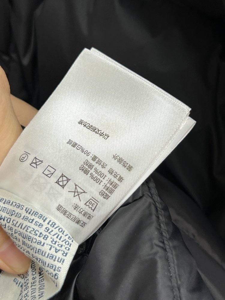 Пуховик средней длины с капюшоном и большим меховым воротником фото 9