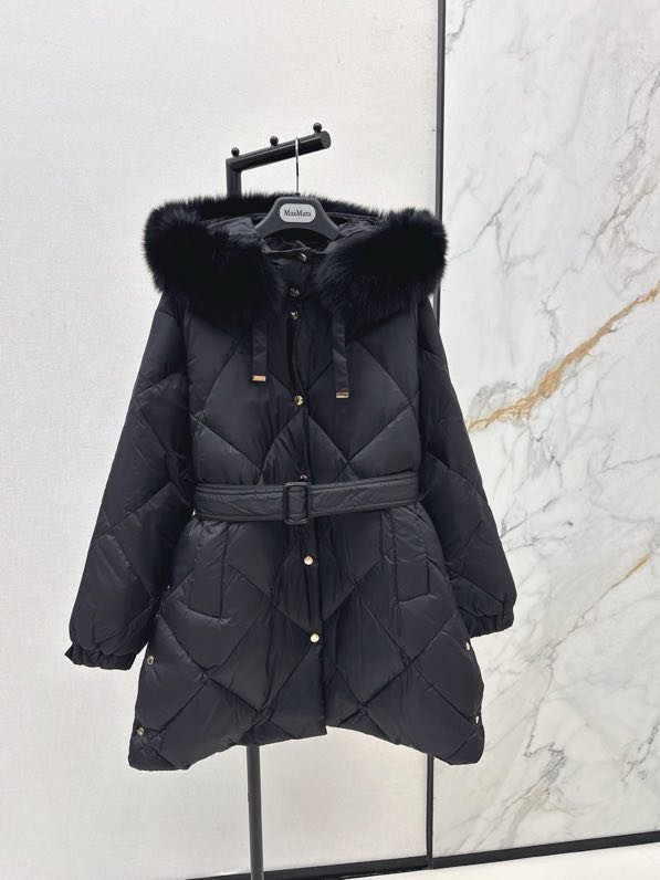 Пуховик середньої довжини з капюшоном і коміром з лисячого хутра