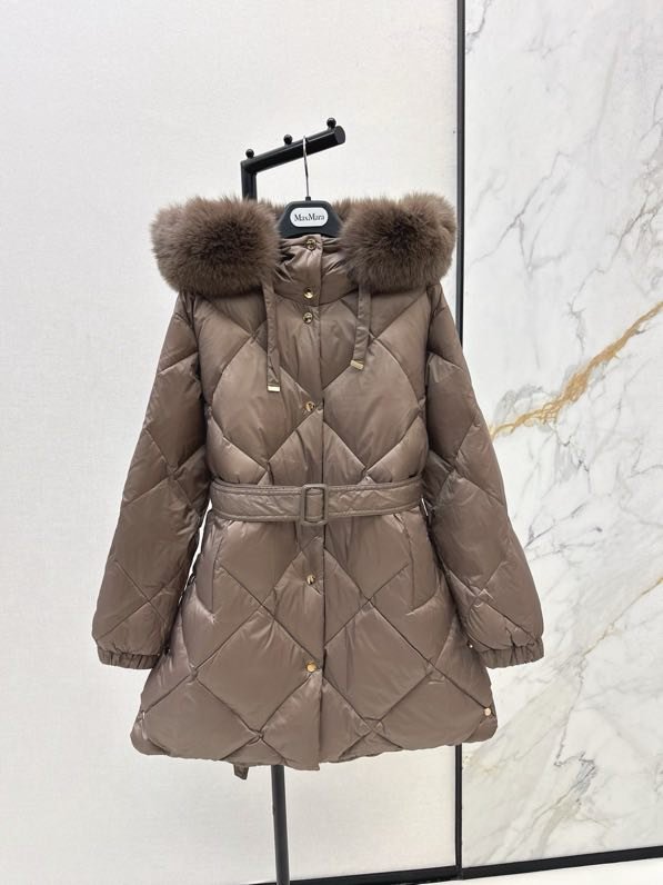 Пуховик середньої довжини з капюшоном і коміром з лисячого хутра