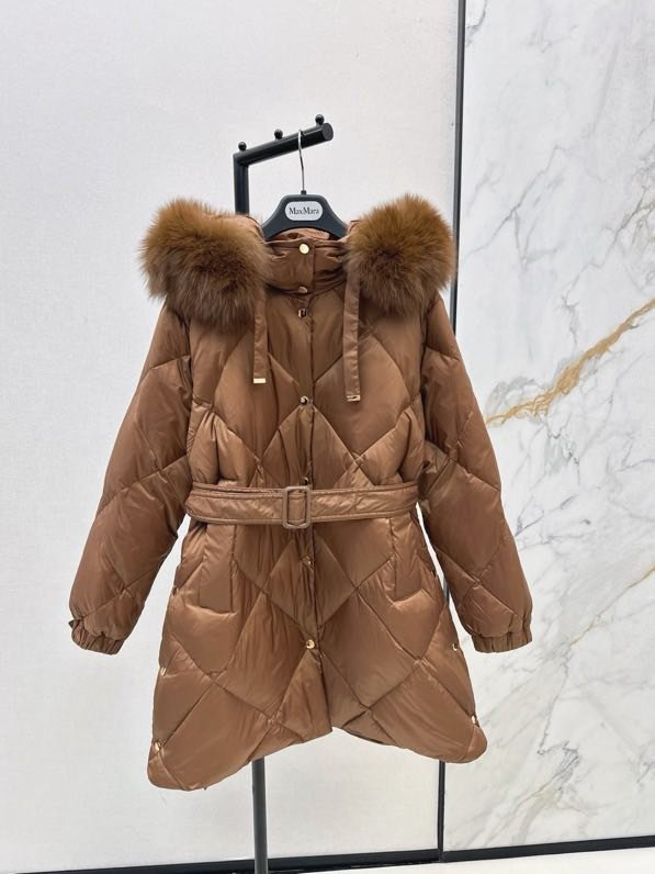 Пуховик середньої довжини з капюшоном і коміром з лисячого хутра