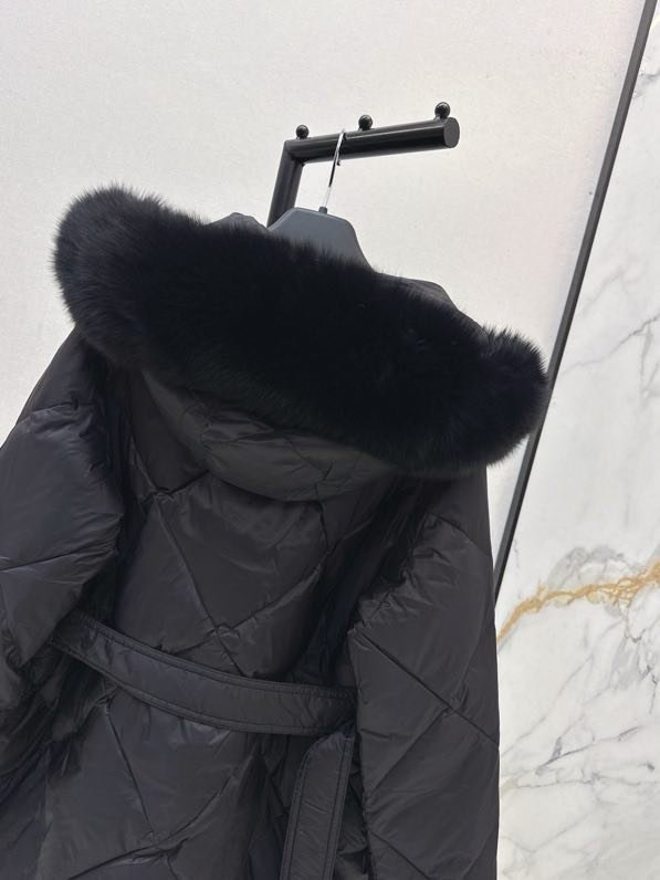 Пуховик середньої довжини з капюшоном і коміром з лисячого хутра фото 2