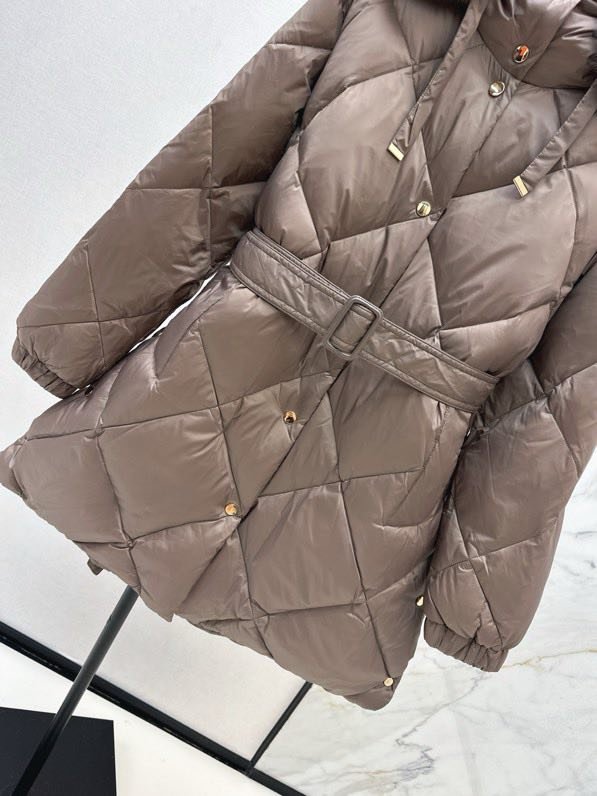 Пуховик середньої довжини з капюшоном і коміром з лисячого хутра фото 2