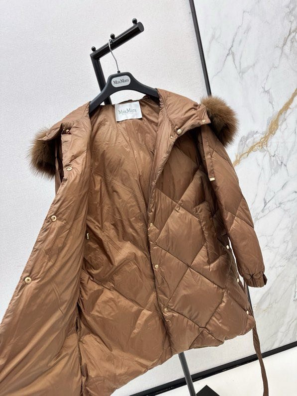 Пуховик середньої довжини з капюшоном і коміром з лисячого хутра фото 2