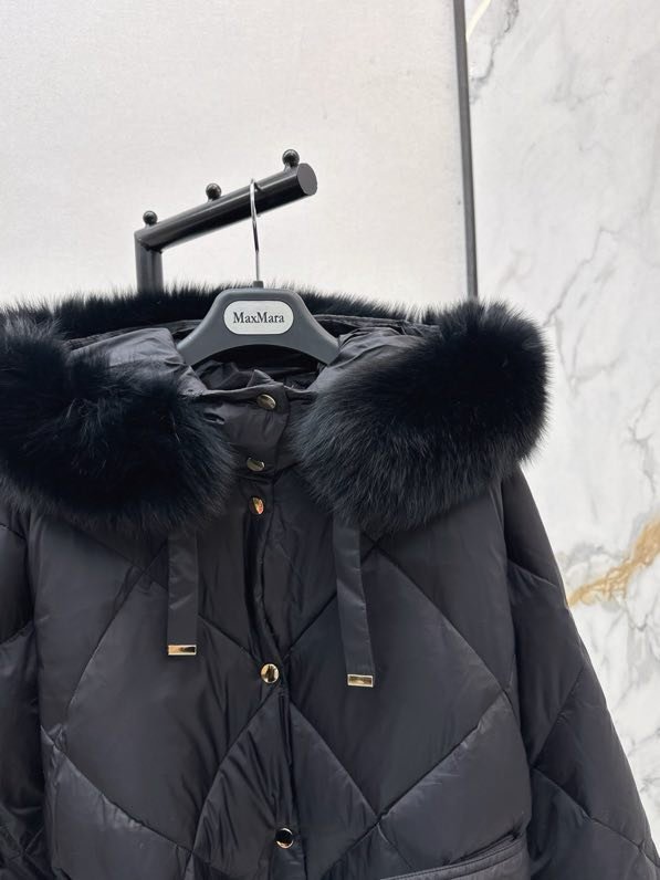 Пуховик середньої довжини з капюшоном і коміром з лисячого хутра фото 3