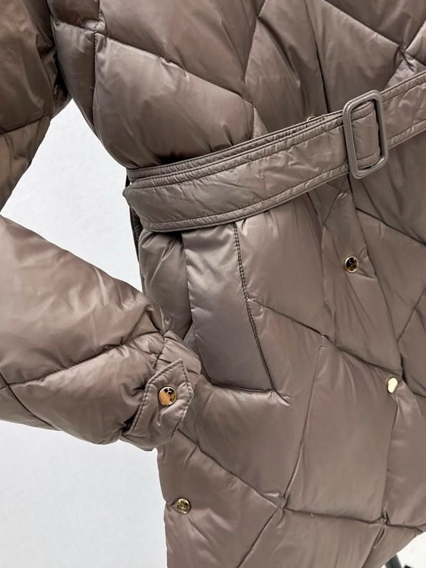 Пуховик середньої довжини з капюшоном і коміром з лисячого хутра фото 3