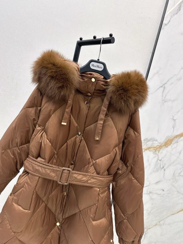 Пуховик середньої довжини з капюшоном і коміром з лисячого хутра фото 3