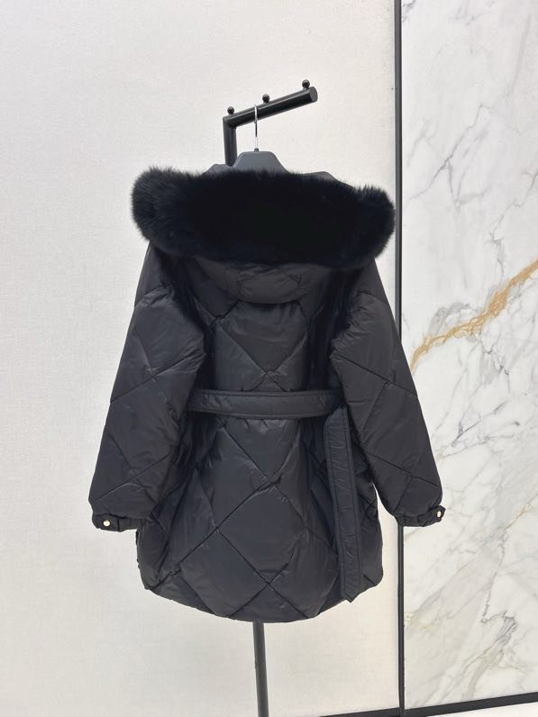 Пуховик середньої довжини з капюшоном і коміром з лисячого хутра фото 4