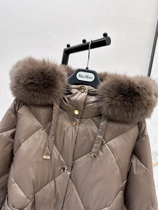 Пуховик середньої довжини з капюшоном і коміром з лисячого хутра фото 4