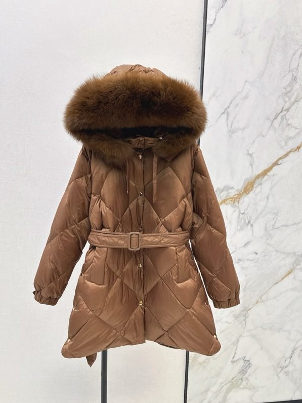 Пуховик середньої довжини з капюшоном і коміром з лисячого хутра фото 4