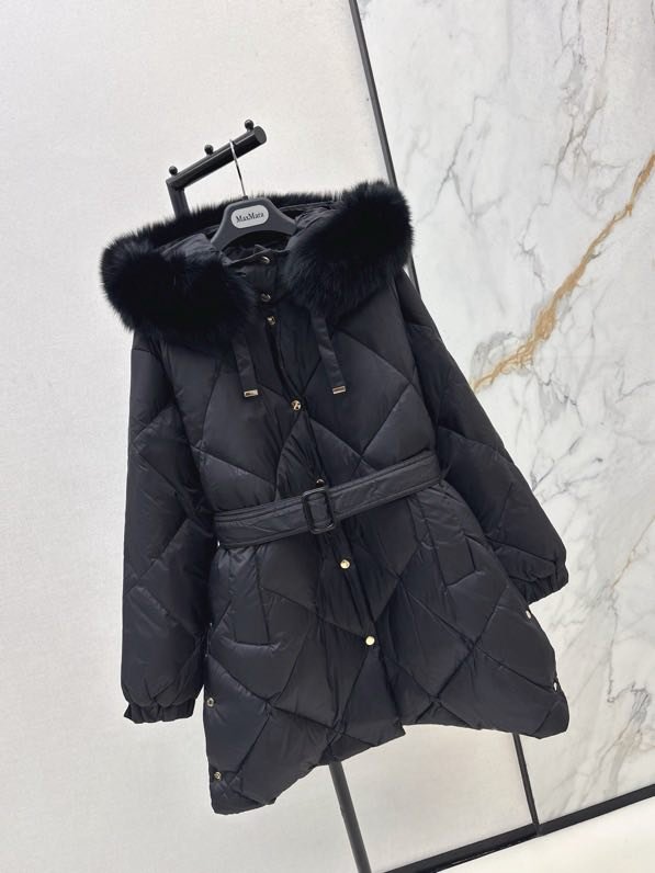 Пуховик середньої довжини з капюшоном і коміром з лисячого хутра фото 5