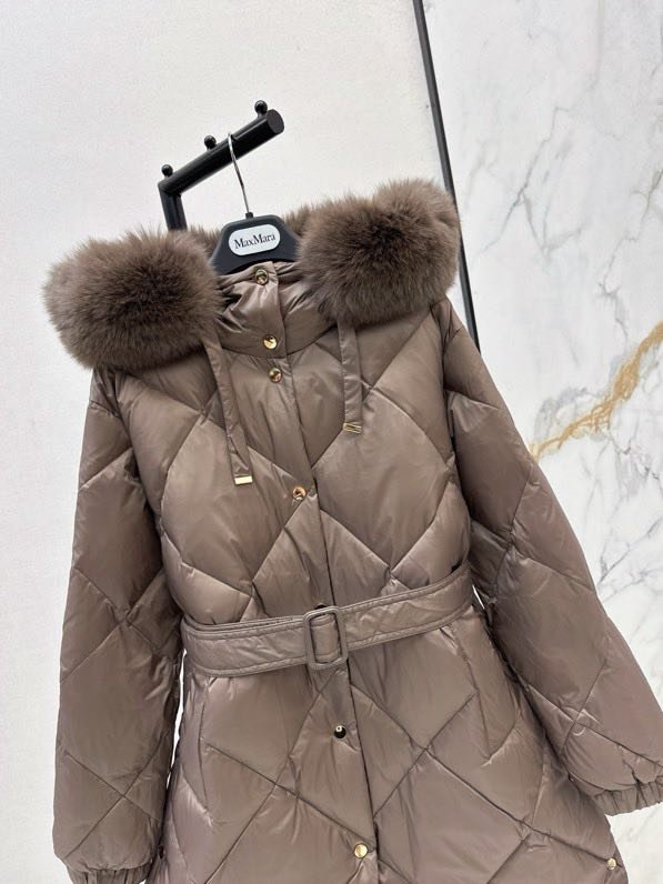 Пуховик середньої довжини з капюшоном і коміром з лисячого хутра фото 5