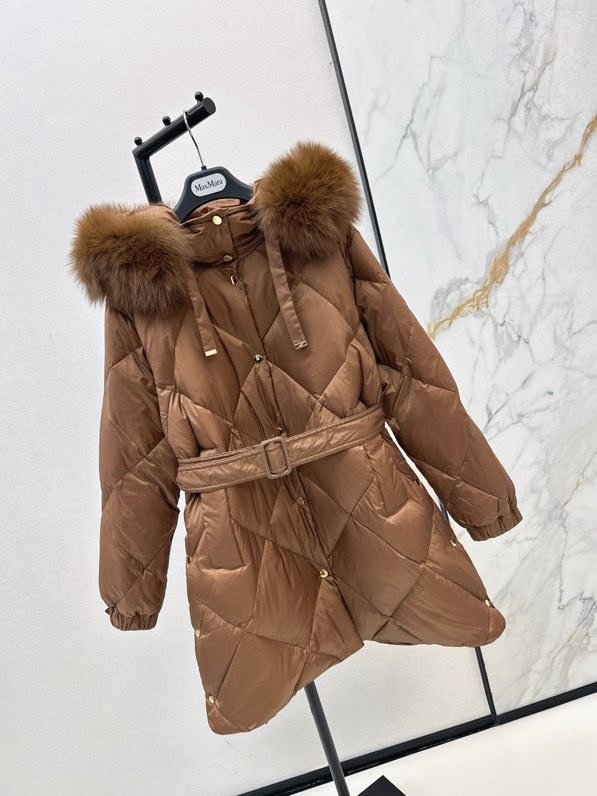 Пуховик середньої довжини з капюшоном і коміром з лисячого хутра фото 5