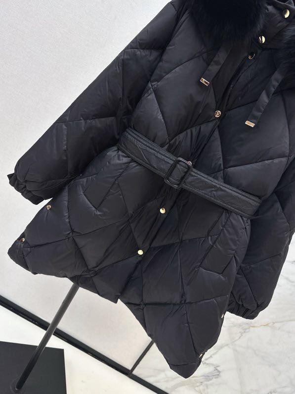 Пуховик середньої довжини з капюшоном і коміром з лисячого хутра фото 6