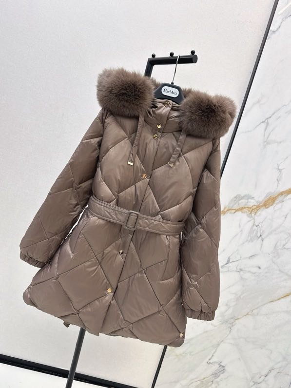 Пуховик середньої довжини з капюшоном і коміром з лисячого хутра фото 6