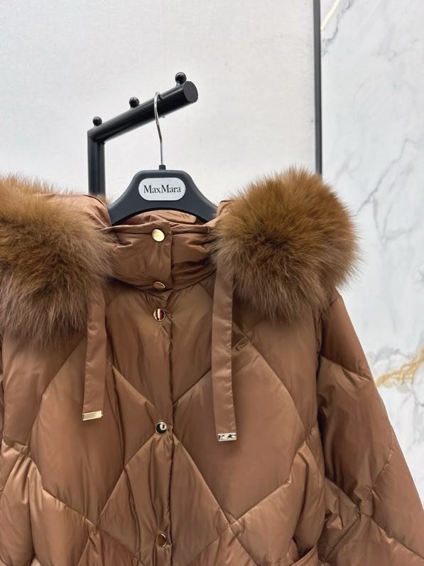 Пуховик середньої довжини з капюшоном і коміром з лисячого хутра фото 6