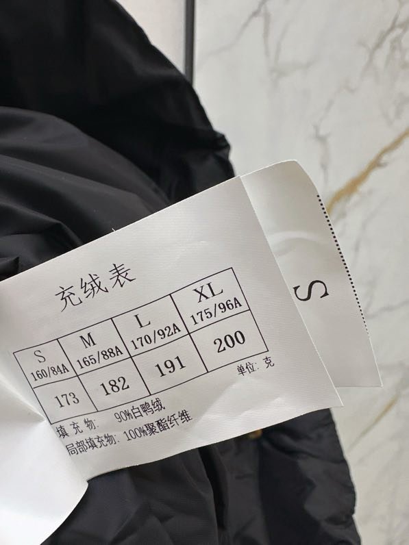 Пуховик середньої довжини з капюшоном і коміром з лисячого хутра фото 7