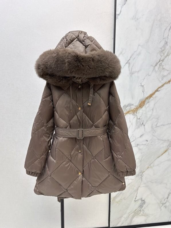 Пуховик середньої довжини з капюшоном і коміром з лисячого хутра фото 7