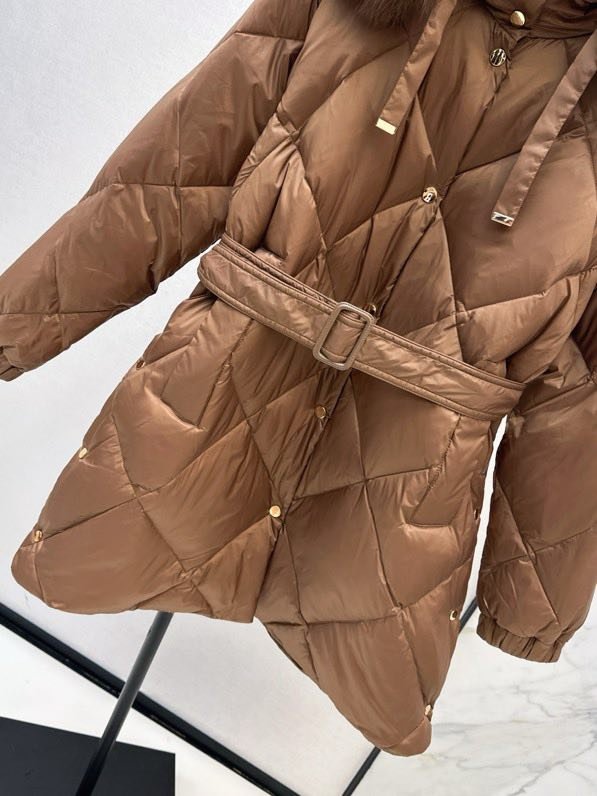 Пуховик середньої довжини з капюшоном і коміром з лисячого хутра фото 7