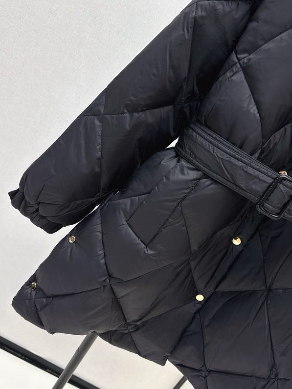 Пуховик середньої довжини з капюшоном і коміром з лисячого хутра фото 8