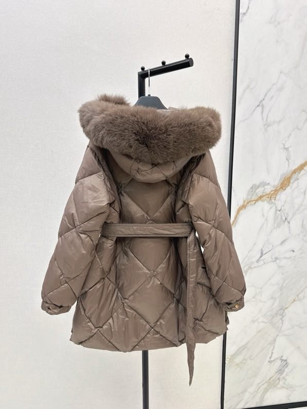 Пуховик середньої довжини з капюшоном і коміром з лисячого хутра фото 8