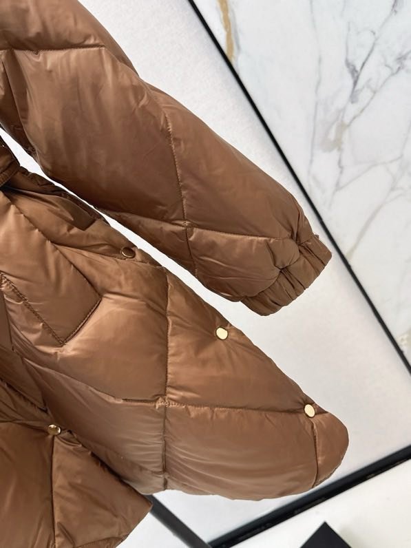 Пуховик середньої довжини з капюшоном і коміром з лисячого хутра фото 8
