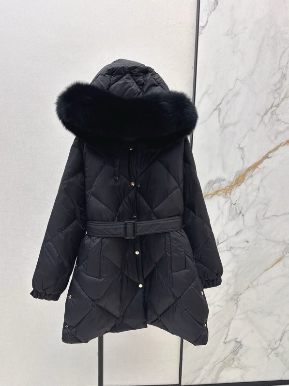 Пуховик середньої довжини з капюшоном і коміром з лисячого хутра фото 9