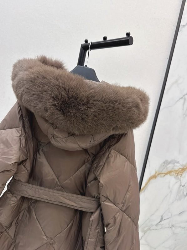 Пуховик середньої довжини з капюшоном і коміром з лисячого хутра фото 9
