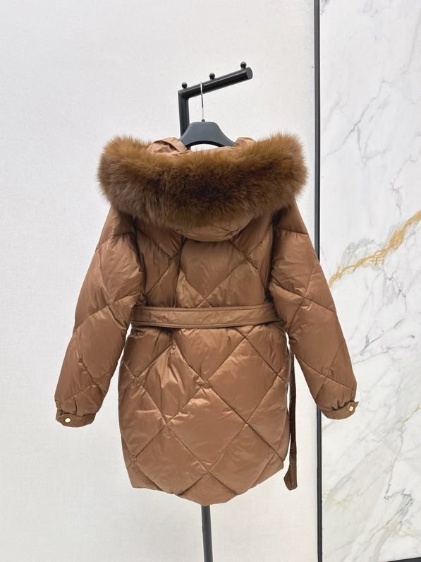 Пуховик середньої довжини з капюшоном і коміром з лисячого хутра фото 9