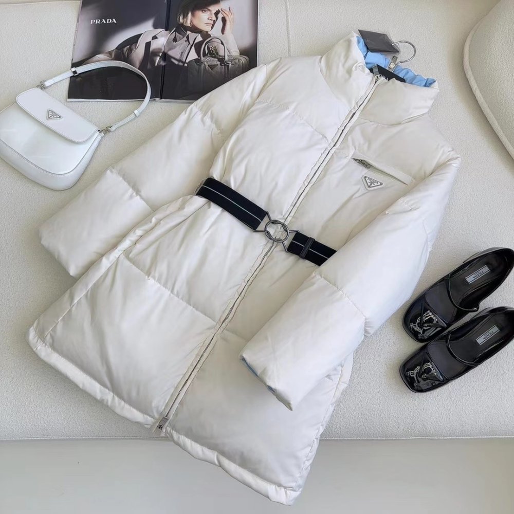 Пуховик средней длины с воротником-стойкой и поясом