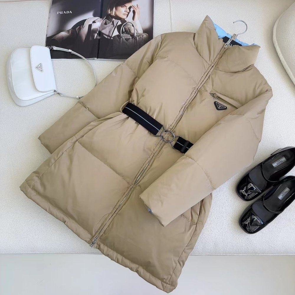 Пуховик средней длины с воротником-стойкой и поясом