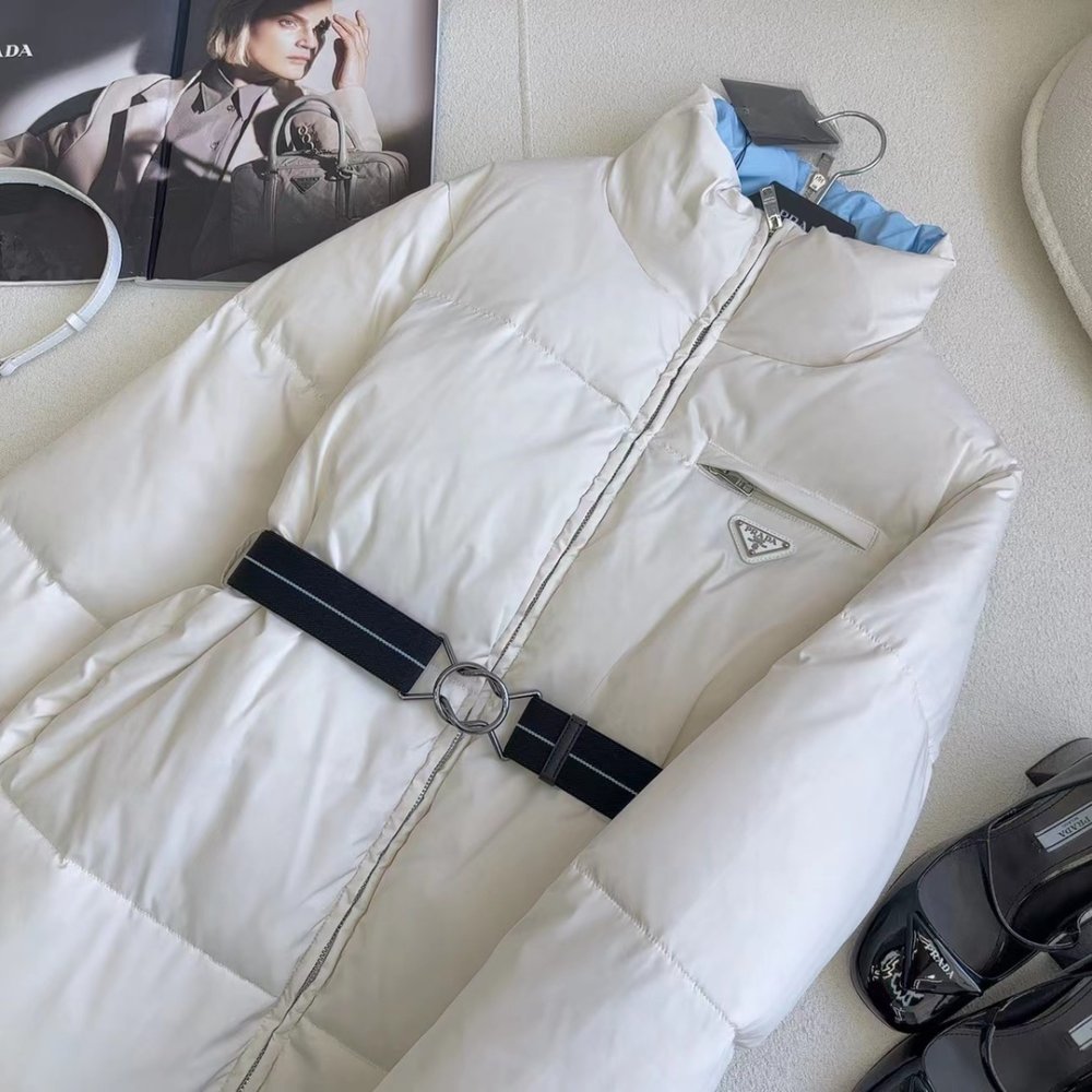 Пуховик средней длины с воротником-стойкой и поясом фото 2